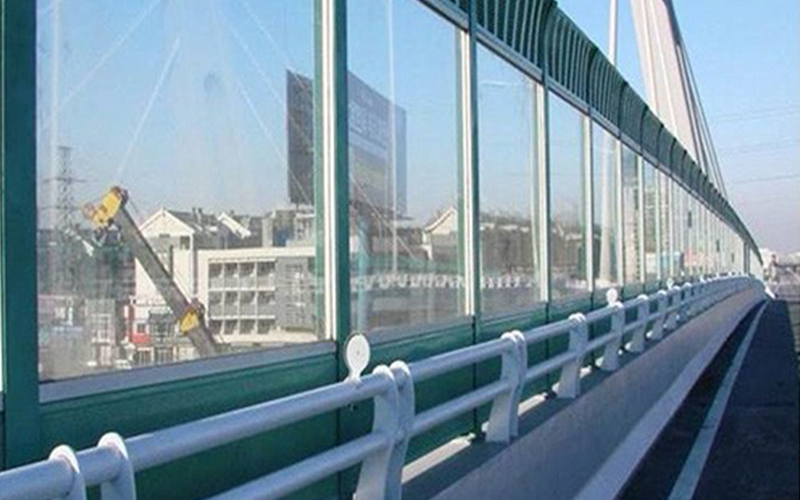 公路景观钢化玻璃声屏障.jpg